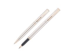 Набор Pierre Cardin коллекция «ПАРА (PEN&PEN)» : ручка шариковая + роллер, корпус - латунь. Отделка - стальное матовое покрытие. Детали дизайна - позолота. Цвет - стальной.